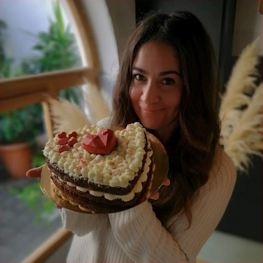 Maria Jesus, repostera artesanal de Mono de Dulce en Sevilla